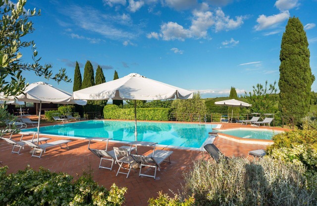 Apartment with pool, A/C, WIFI, TV, veranda, pets allowed, panoramic view, close to San Gimignano