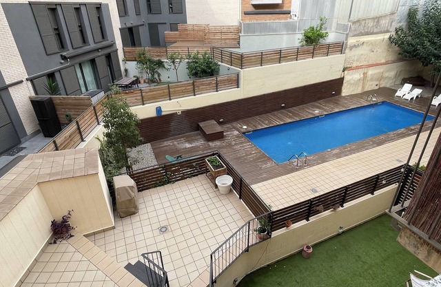 Apartment with pool and parking in Barcelona, ideal for families.