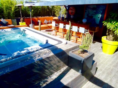 Apartment with Private Rooftop & Jaccuzzi