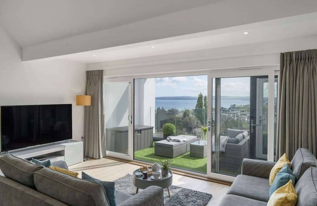 Apartment with Stunning Sea Views, Private Parking