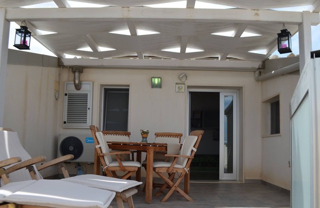 Apartment with terrace less than 100 from the sea.