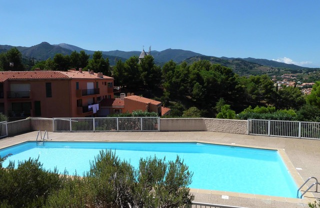 Apartment with terrace, pool and parking. Great views. 5 minutes walk to beach