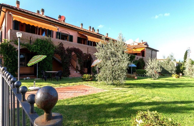 Apartment with WIFI, A/C, pool, TV, veranda, pets allowed, panoramic view, close to San Gimignano
