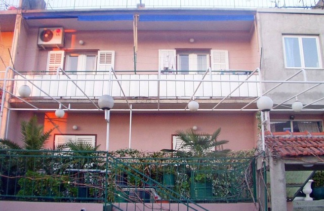 Apartments and rooms Jure Apartment