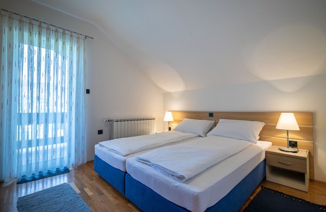 Apartments and Room Robert (80821-A1) - Korenica