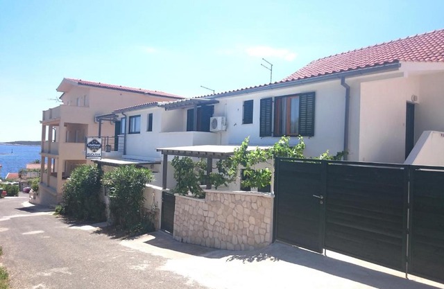 Apartments by the sea Milna, Vis - 21183
