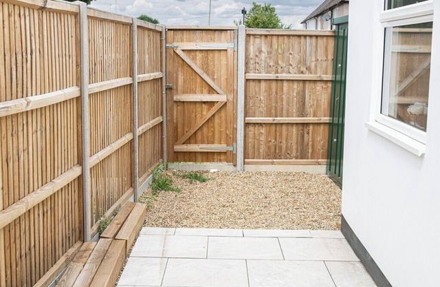 ApartmentSleeps2-Patio-Parking-Petsok-Orpington