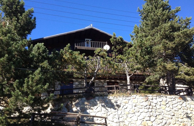 Appart Angélique in châlet LES ANGLES, view of the lake and Pyrenees mountain range