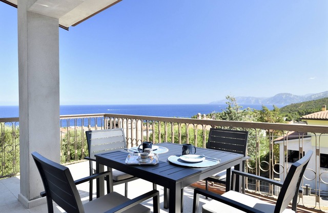 Appartamento Vista Golfo with Sea View, Terrace & Wi-Fi