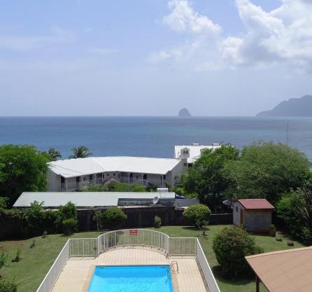 Appartement à Anse Mabouya en rez de jardin avec piscine à proximité des plages