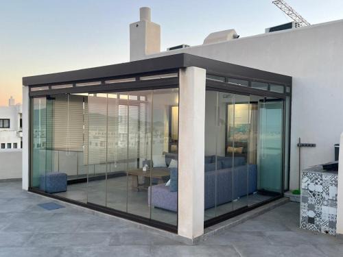 appartement avec vue sur mer avec belle pergola bioclimatique au terrasse