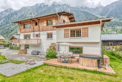 Appartement de Luxe avec Jacuzzi, Vue Montagne et Jardin