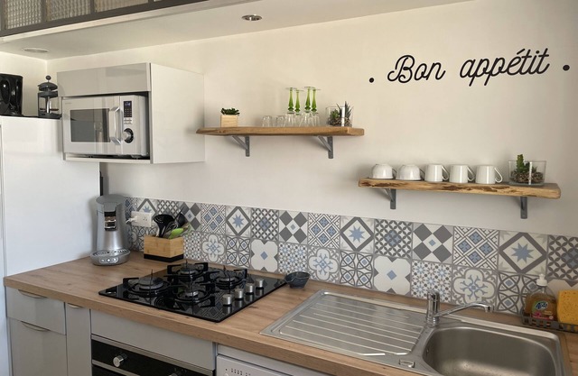 Appartement Tout Équipé Avec Balcon et Deux Chambres