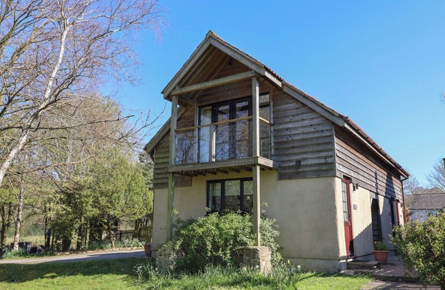 APPLE LOFT, romantic, character holiday cottage in Upottery