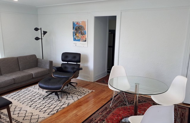 Apt. #4: at the Royale on Cedar. A small but cozy retreat. 13%hst & 6%MAT incl.
