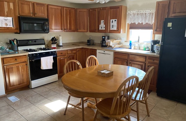 Apt. Clean, comfy, close to downtown