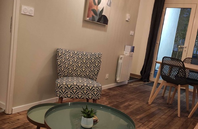 Apt historic center Vannes private courtyard and garage, sleeps 4