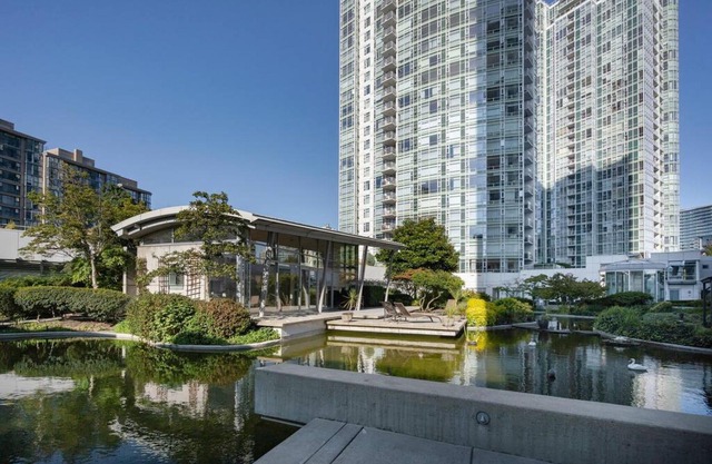 Aquarius Yaletown WaterView 2Bdrm 2Bath Pool Hot Tub Steam