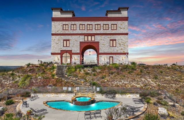 Arc de Texas- Lafayatte Suite I ATV's, Pool, Stargazing, on 2001 acres!
