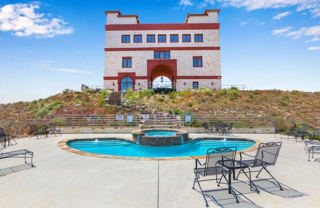 Arc de Texas - Louis XIV Suite I Penthouse, pools, fishing on 2001 acre ranch!