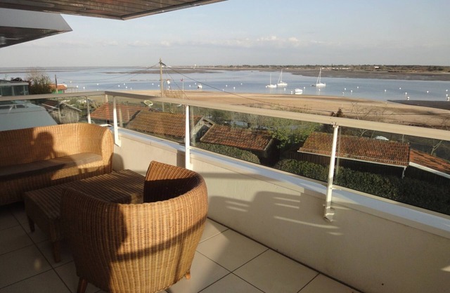 Arcachon, bright 2-bedroom apt with terrace and private parking