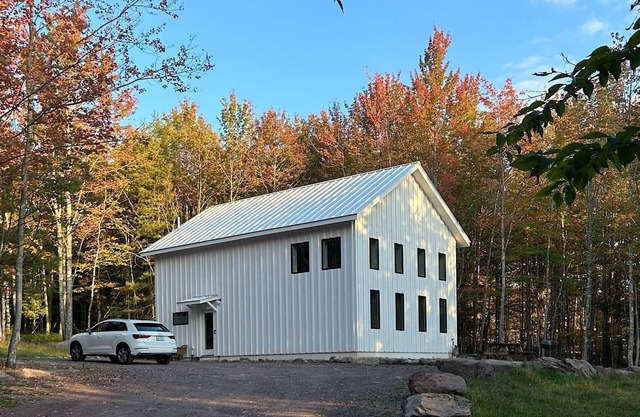 Architect-Design Cabin in the Woods + Fireplace, Fully-Stocked Kitchen