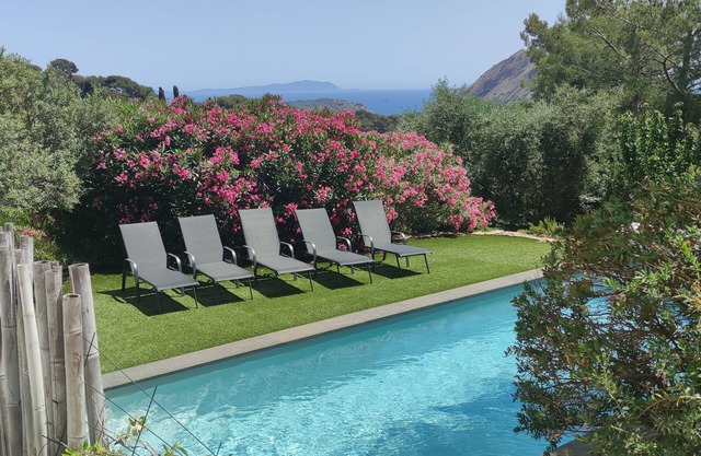 Architect-designed villa with sea view and pool at the gateway to the calanques park