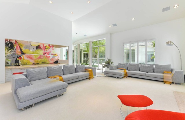 Architectural Oasis Spacious 5-bedroom estate in the center of Dallas