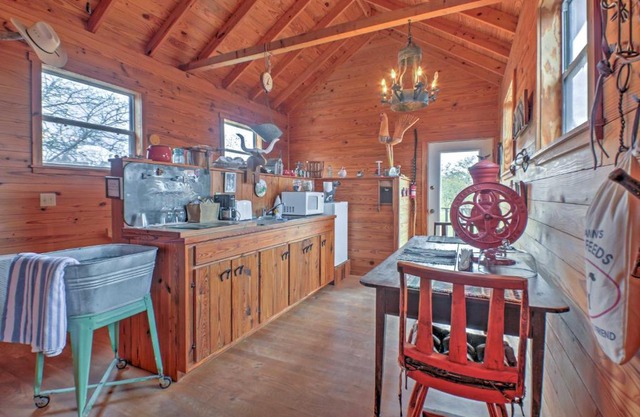 Ark Bunkhouse Fredericksburg Hideaway with Hot Tub