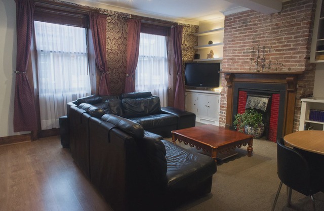 Arthouse Apartment is situated in the heart of Hull city centre Old Town