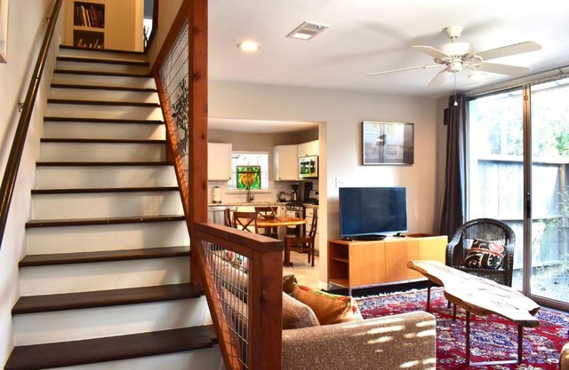 Artist Refuge in Beautiful Oak-lined Neighborhood