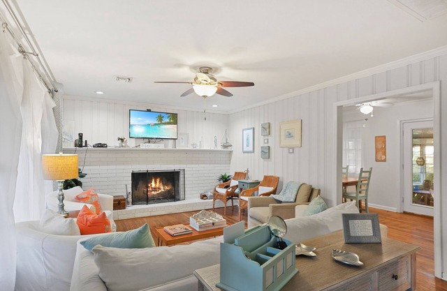 Artist's Cottage - Comfortable Pet friendly home 1 mile from the beach!