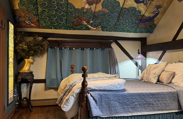 Artistic barn: wood burning hottub, sauna and pizza oven