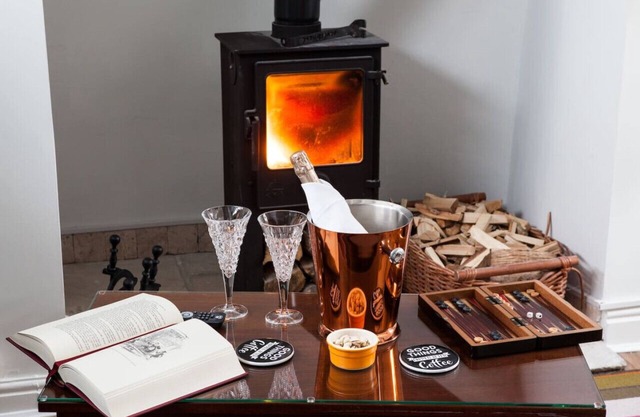 Artists’ Loft near Hornbeam Park,Artists’ Cottages