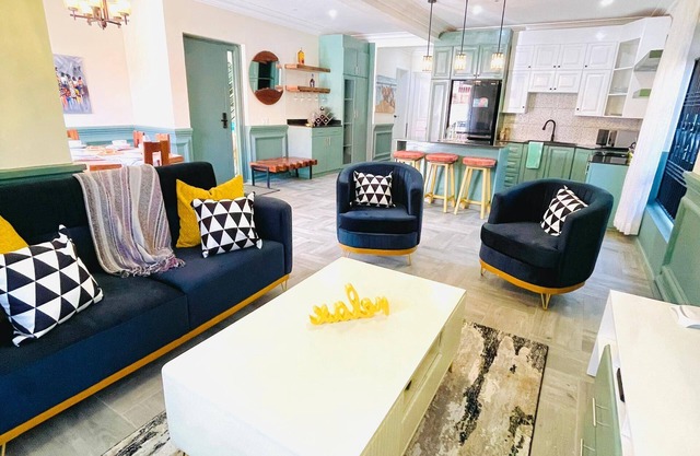 Asante Courts luxury at Namugongo, Kampala, Uganda. free wiifi, Netflix, parking