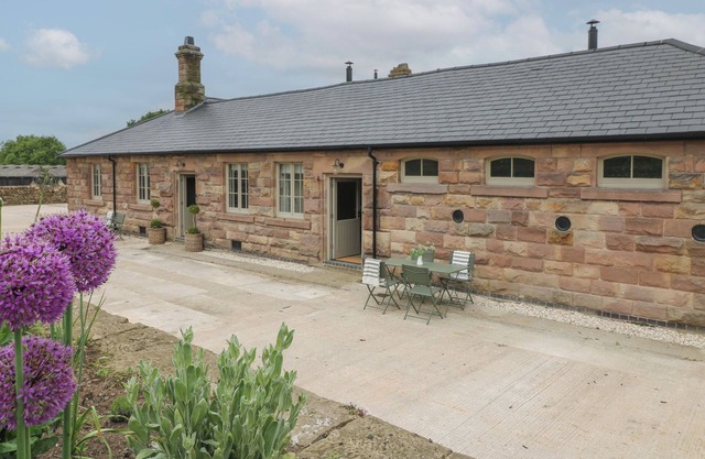 ASH COTTAGE - FOLD YARDS, romantic, with open fire in Alderwasley