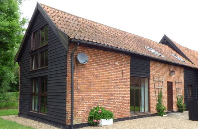 ASH FARM COTTAGE, pet friendly, country holiday cottage in Beccles