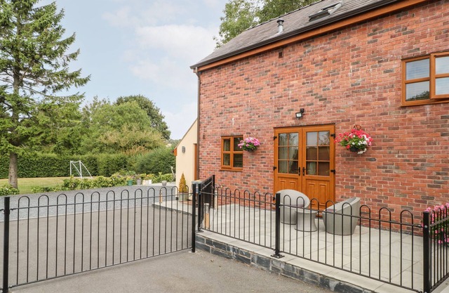 ASH FARM COTTAGE, romantic, character holiday cottage in Caerwys