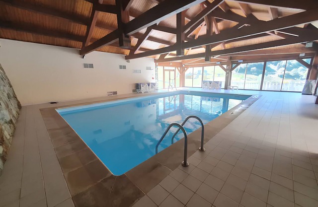 At the foot of the Guzet slopes with heated swimming pool