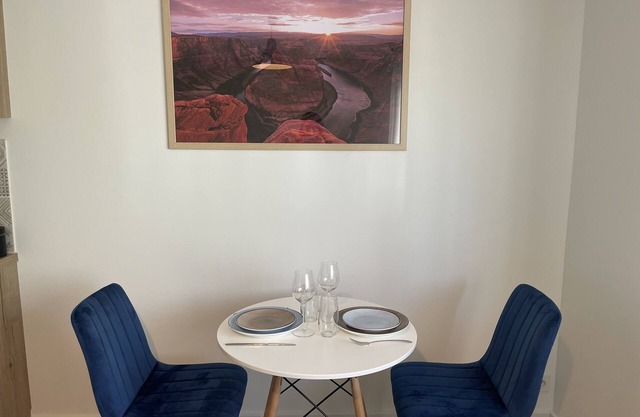 Au Calme et Proche Centre-ville, Studio Rénové Avec Équipements Neufs et Parking