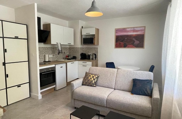 Au calme proche centre-ville, studio rénové avec équipements neufs et parking privé