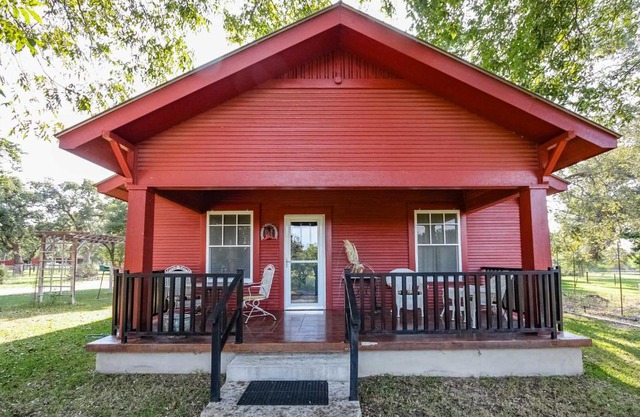 August Schmidt Fredericksburg Cottage with Hot Tub
