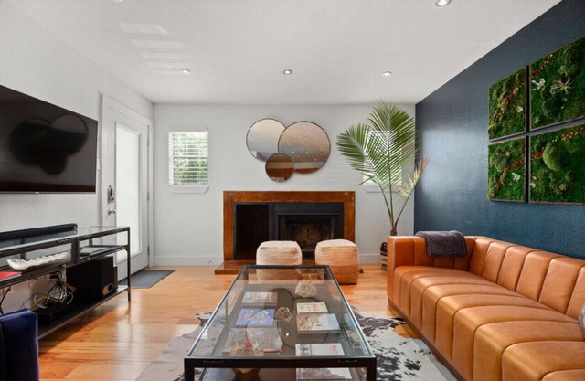 Austin Vibes - A Hip Downtown Condo