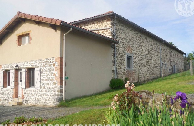 Authentic cottage with fireplace, pets allowed, near St-Galmier