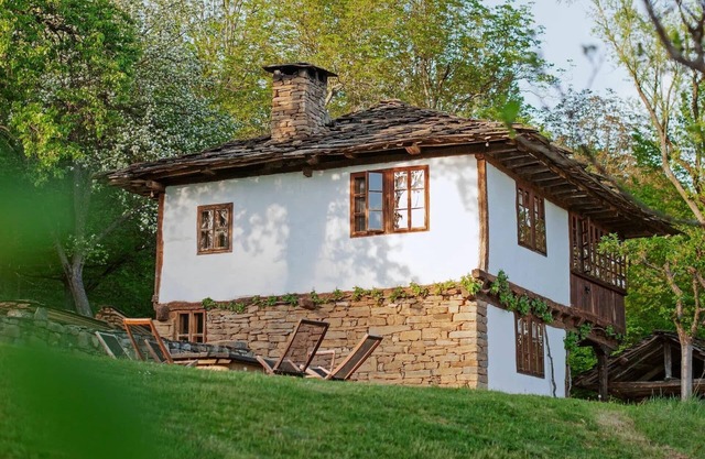 Authentic House with Mountain View - Karashka