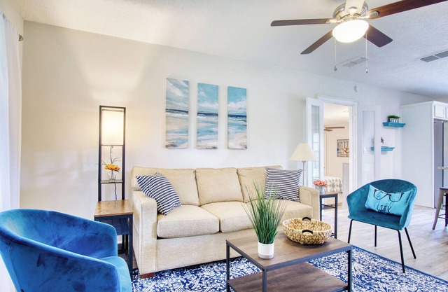 Autumn Deal! Glam it Up Cottage~5 min San Marco Spacious 4-bedroom house