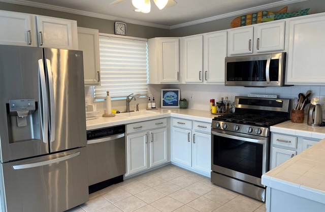Avalon 3BR Bayside Retreat: Sleeps 7, Large Porch, Outdoor Shower & Grill
