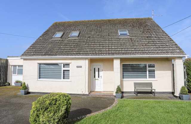 AVALON - BRYNGWRAN, pet friendly, with a garden in Llanfaelog