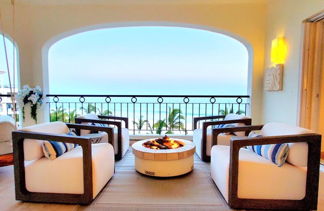 Award-winning Designer- Stunning Penthouse - Ocean Front Views - Prime location!