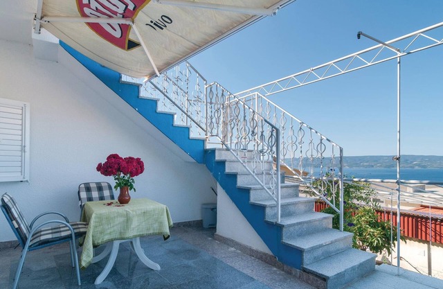 Awesome apartment in Omis with WiFi